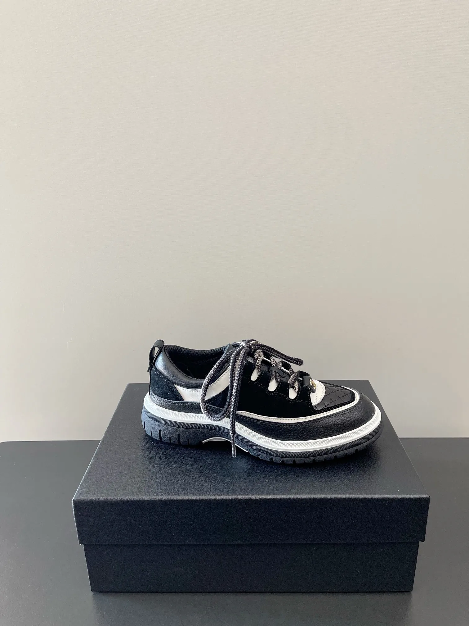 👟👟Ex-factory price 560👟👟 𝐂𝐇𝐀𝐍𝐄𝐋 Chanel's latest diamond lace sports sneakers in new colors ✔️ Full cowhide leather surface. The new color matching fabric adds many elements to make it look very delicate. When you put it on, your legs will become longer in seconds. The authentic replica of the counter. The upper part can be said to be really super good! Size: 35-41 original packaging